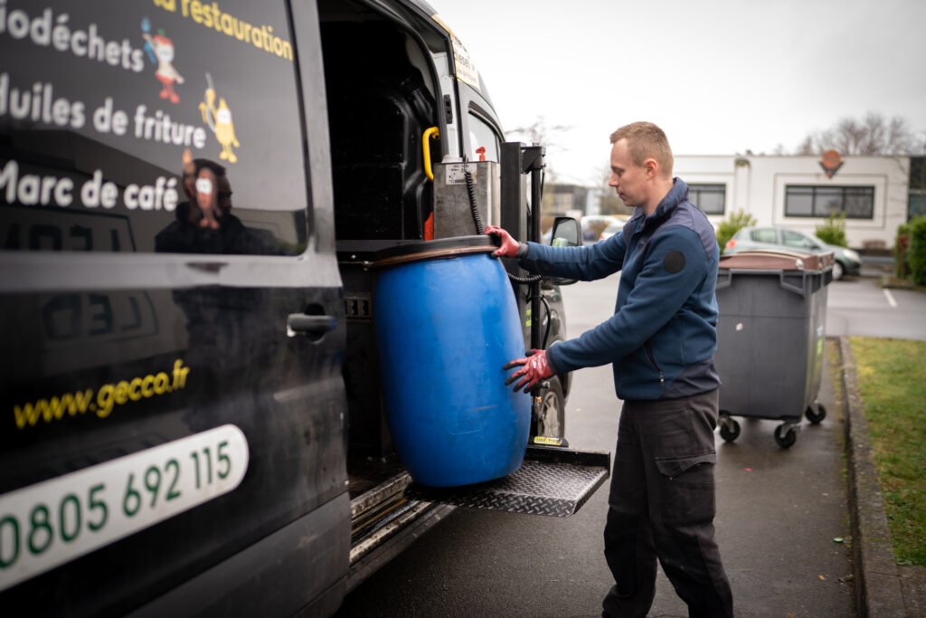 Collecteur huiles alimentaires usagées avec le camion de collecte Gecco
